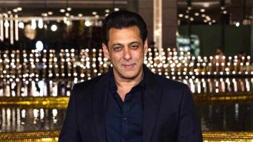 Salman Khan presents Lifetime Achievement Award to Egyptian actress Essad Youniss in Riyadh