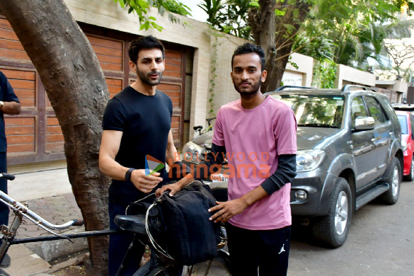 Photos: Kartik Aaryan meets a fan who arrives in Mumbai on bicycle from Jhansi