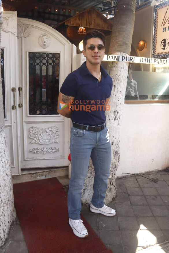 Photos: Pratik Sehajpal snapped in Bandra Photos: Pratik Sehajpal snapped in Bandra