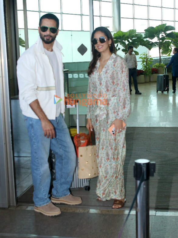 Photos: Shahid Kapoor, Mira Rajput Kapoor, Aditya Roy Kapur and others snapped at the airport Photos: Shahid Kapoor, Mira Rajput Kapoor, Aditya Roy Kapur and others snapped at the airport