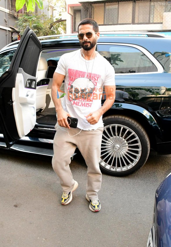 Photos: Shahid Kapoor spotted outside a cafe in Bandra Photos: Shahid Kapoor spotted outside a cafe in Bandra