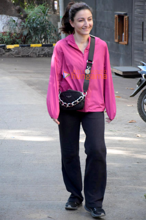 Photos: Soha Ali Khan snapped in Pali Hill Photos: Soha Ali Khan snapped in Pali Hill