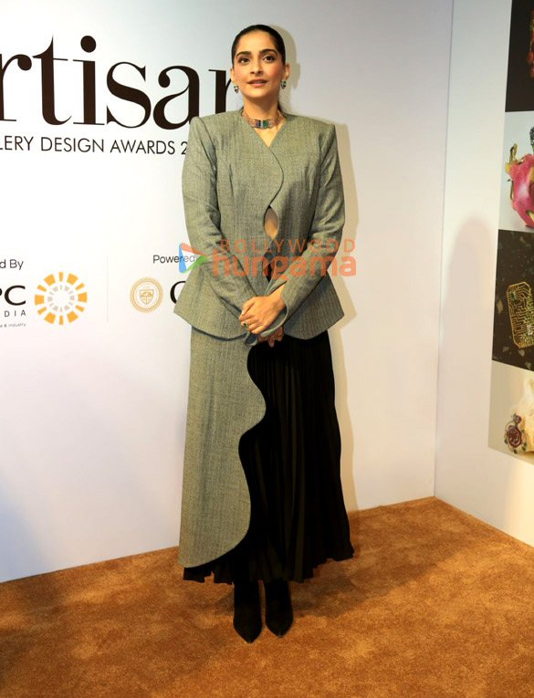 Photos: Sonam Kapoor Ahuja snapped at an event in Mumbai Photos: Sonam Kapoor Ahuja snapped at an event in Mumbai