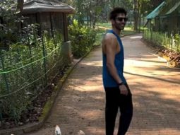 LOL! Kartik Aaryan has a fan following among ducks too