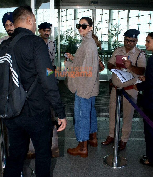 Photos: Deepika Padukone, Uorfi Javed and others snapped at the airport Photos: Deepika Padukone, Uorfi Javed and others snapped at the airport