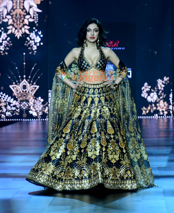 Photos: Divya Khosla Kumar, Uorfi Javed, Kalki Koechlin and others snapped at the Lakme Fashion Week 2024 Photos: Divya Khosla Kumar, Uorfi Javed, Kalki Koechlin and others snapped at the Lakme Fashion Week 2024