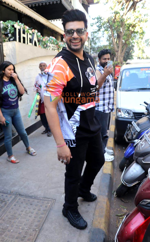 Photos: Karan Kundrra snapped in Bandra Photos: Karan Kundrra snapped in Bandra