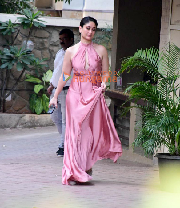 Photos: Kareena Kapoor Khan snapped outside her residence in Bandra Photos: Kareena Kapoor Khan snapped outside her residence in Bandra