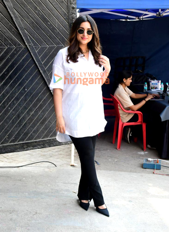 Photos: Parineeti Chopra snapped at Mehboob Studio in Bandra Photos: Parineeti Chopra snapped at Mehboob Studio in Bandra