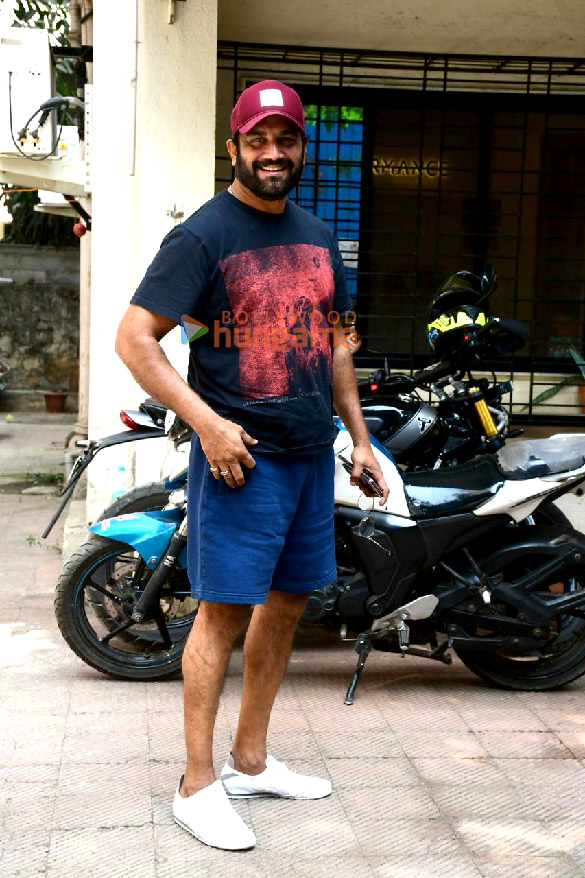 Photos: Sharad Kelkar snapped in Santacruz Photos: Sharad Kelkar snapped in Santacruz