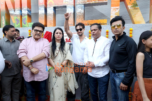 Photos: Tiger Shroff, Ameet Satam, Anand Pandit, Rouble Nagi and others unveil new sculpture in Andheri Photos: Tiger Shroff, Ameet Satam, Anand Pandit, Rouble Nagi and others unveil new sculpture in Andheri