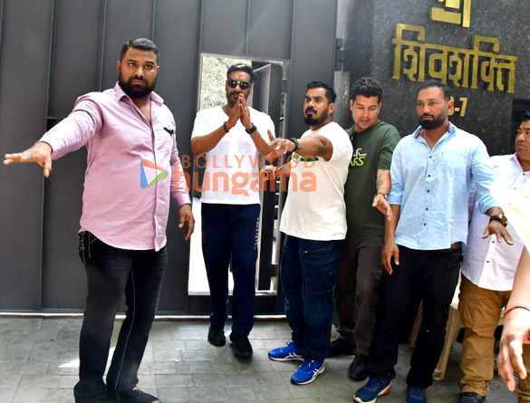 Photos: Ajay Devgn snapped celebrating his birthday with his fans outside his residence Photos: Ajay Devgn snapped celebrating his birthday with his fans outside his residence