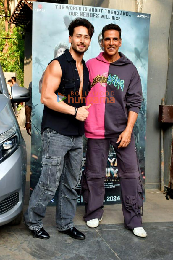 Photos: Akshay Kumar and Tiger Shroff snapped promoting their film Bade Miyan Chote Miyan Photos: Akshay Kumar and Tiger Shroff snapped promoting their film Bade Miyan Chote Miyan