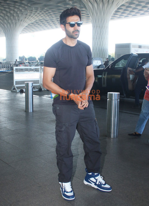 Photos: Kartik Aaryan snapped at the airport Photos: Kartik Aaryan snapped at the airport