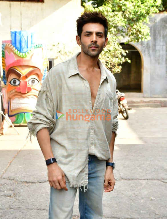 Photos: Kartik Aaryan promote Chandu Champion on the sets of Dance Deewane 4 Photos: Kartik Aaryan promote Chandu Champion on the sets of Dance Deewane 4