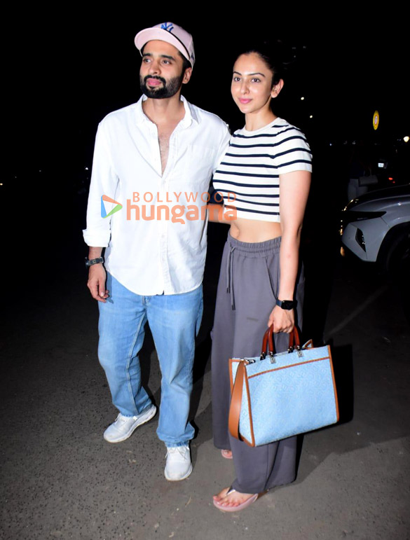 Photos: Rakul Preet Singh and Jackky Bhagnani snapped in Bandra Photos: Rakul Preet Singh and Jackky Bhagnani snapped in Bandra