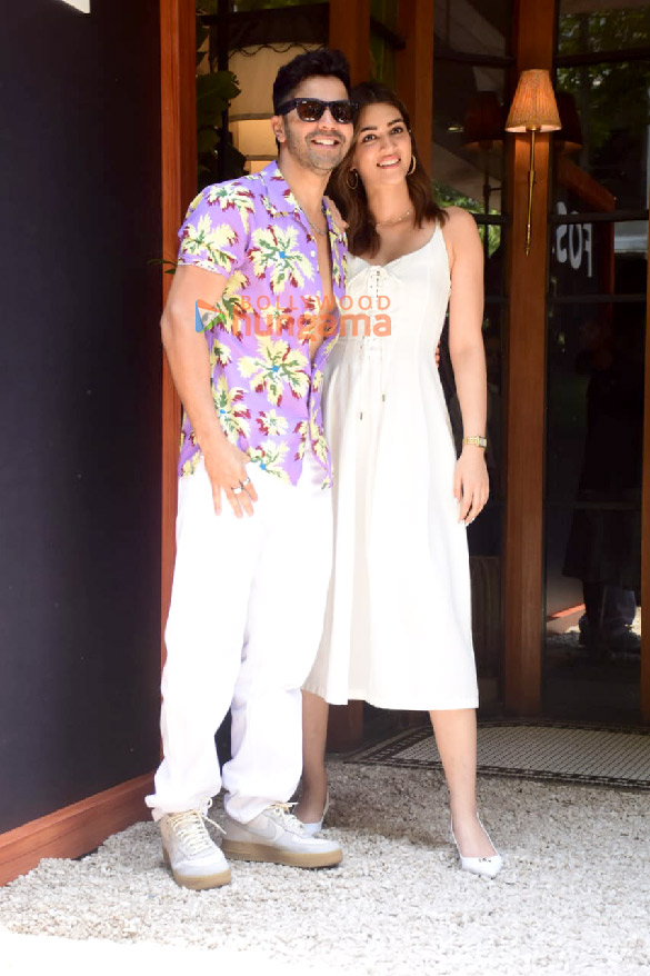 Photos: Varun Dhawan and Kriti Sanon host a brunch at Gigi in Bandra, Mumbai Photos: Varun Dhawan and Kriti Sanon host a brunch at Gigi in Bandra, Mumbai