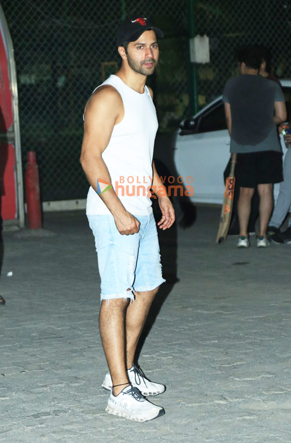 Photos: Varun Dhawan snapped in Bandra Photos: Varun Dhawan snapped in Bandra