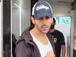 This champion is everyone’s favorite! Kartik Aaryan gets clicked by paps