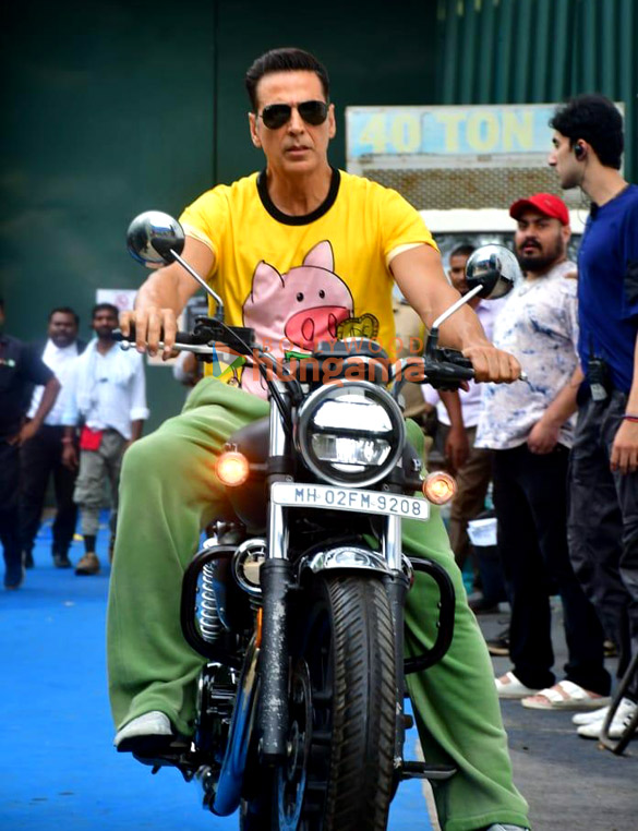 Photos: Akshay Kumar snapped on a bike ride in Juhu Photos: Akshay Kumar snapped on a bike ride in Juhu