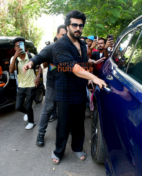 Photos: Arjun Kapoor snapped outside a salon in Khar