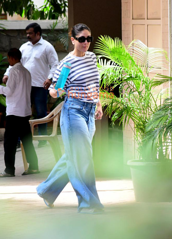 Photos: Kareena Kapoor Khan snapped outside her residence in Bandra Photos: Kareena Kapoor Khan snapped outside her residence in Bandra