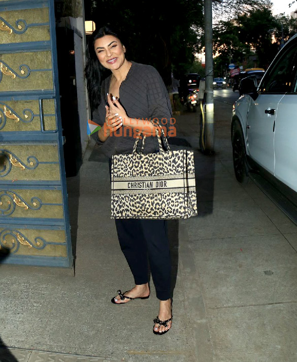 Photos: Sushmita Sen snapped in Bandra Photos: Sushmita Sen snapped in Bandra