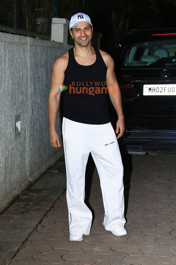 Photos: Varun Dhawan, Janhvi Kapoor and others were snapped at Arjun Kapoor’s birthday bash at his residence Photos: Varun Dhawan, Janhvi Kapoor and others were snapped at Arjun Kapoor’s birthday bash at his residence
