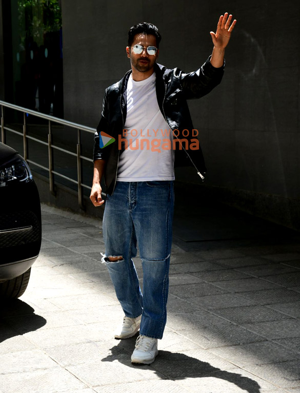 Photos: Varun Dhawan snapped leaving Hinduja Hospital Photos: Varun Dhawan snapped leaving Hinduja Hospital