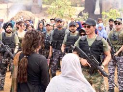 Akshay Kumar, Daler Mehndi, Paresh Rawal and others hold gun in LEAKED image from Welcome To The Jungle set