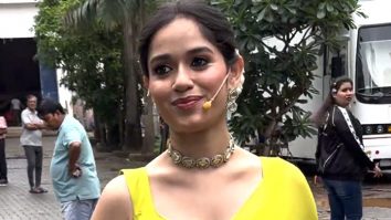 Gajra elevates the essence of Jannat Zubair’s saree look