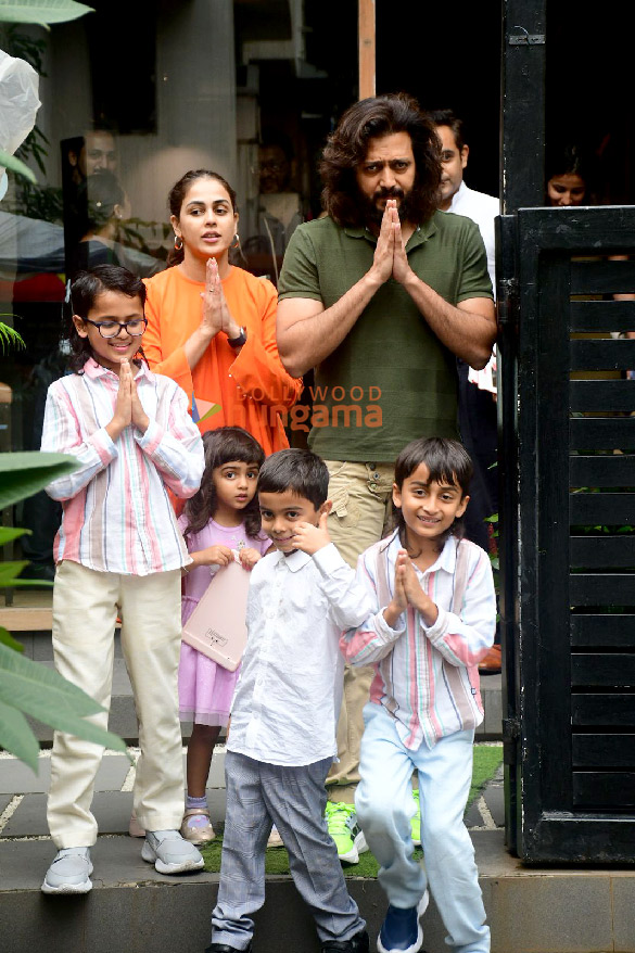 Photos: Riteish Deshmukh and Genelia Deshmukh snapped with their family outside a restaurant in Bandra Photos: Riteish Deshmukh and Genelia Deshmukh snapped with their family outside a restaurant in Bandra