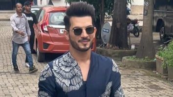 Handsome hunk! Arjun Bijlani poses for paps at Laughter Chefs set