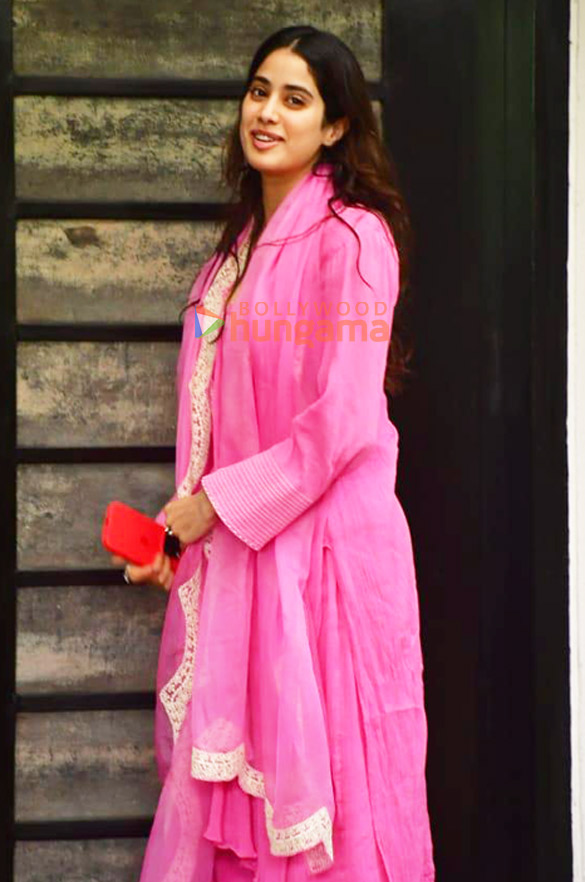 Photos: Janhvi Kapoor snapped in Andheri Photos: Janhvi Kapoor snapped in Andheri