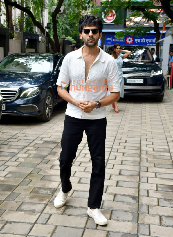Photos: Kartik Aaryan snapped outside T-Series office in Andheri Photos: Kartik Aaryan snapped outside T-Series office in Andheri