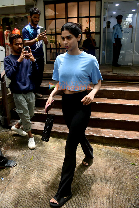 Photos: Khushi Kapoor snapped outside the gym in Bandra Photos: Khushi Kapoor snapped outside the gym in Bandra