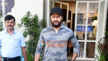 Photos: Riteish Deshmukh snapped outside a cafe in Bandra