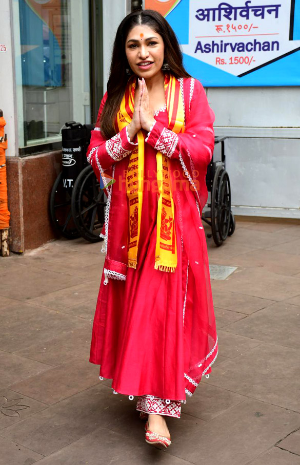 Photos: Tulsi Kumar snapped at Siddhivinayak Temple Photos: Tulsi Kumar snapped at Siddhivinayak Temple