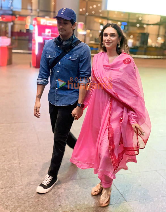 Photos: Aditi Rao Hydari and Siddharth snapped at the airport Photos: Aditi Rao Hydari and Siddharth snapped at the airport