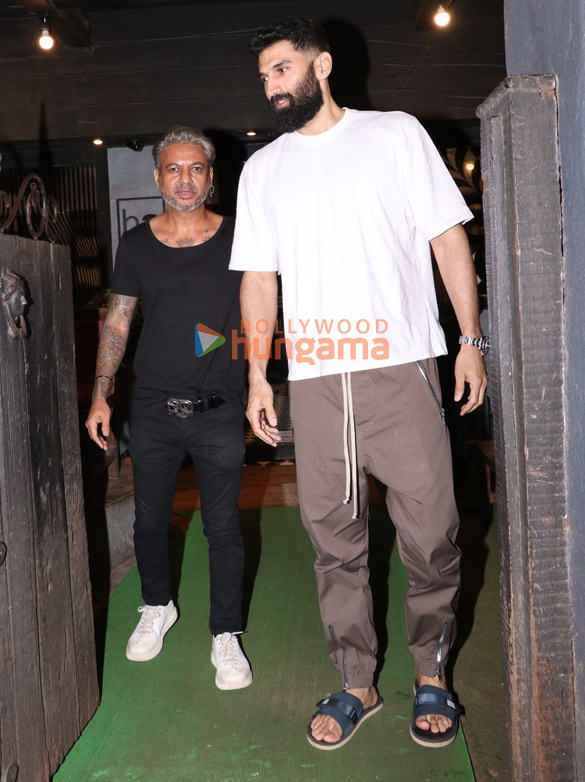 Photos: Aditya Roy Kapur snapped at Hakim Aalim’s salon in Bandra Photos: Aditya Roy Kapur snapped at Hakim Aalim’s salon in Bandra