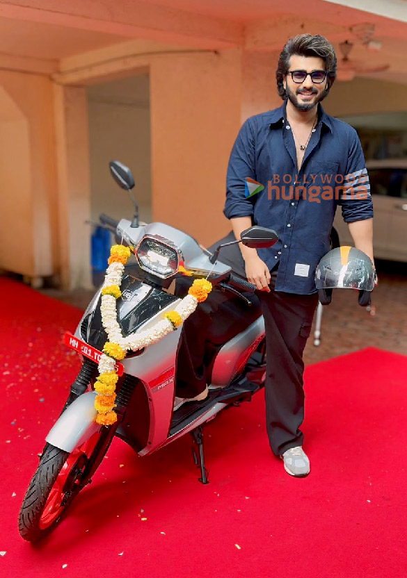 Photos: Arjun Kapoor takes delivery of his first EV Bike BGauss RUV 350 at his residence in Mumbai