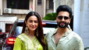 Photos: Rakul Preet Singh, Jackky Bhagnani, Bhagyashree and others snapped outside Shilpa Shetty’s house for Ganapati darshan