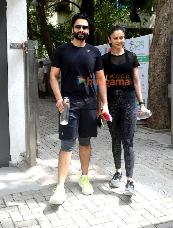 Photos: Rakul Preet Singh and Jackky Bhagnani snapped outside the gym in Santacruz