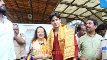 Photos: Sidharth Malhotra seeks blessings with his mother at Siddhivinayak Temple