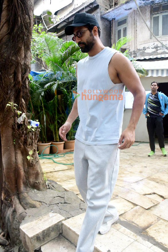 Photos: Vicky Kaushal spotted outside a dance class in Santacruz Photos: Vicky Kaushal spotted outside a dance class in Santacruz
