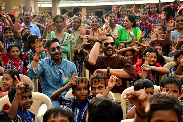 Photos: Ajay Devgn and Rohit Shetty attempt the Guinness World Record for the largest Vada Pav delivery at Airport High School & Junior College Photos: Ajay Devgn and Rohit Shetty attempt the Guinness World Record for the largest Vada Pav delivery at Airport High School & Junior College