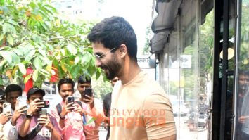 Photos: Shahid Kapoor spotted at outside a cafe in Bandra