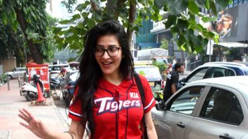 Photos: Shruti Haasan snapped outside a mall in Santacruz