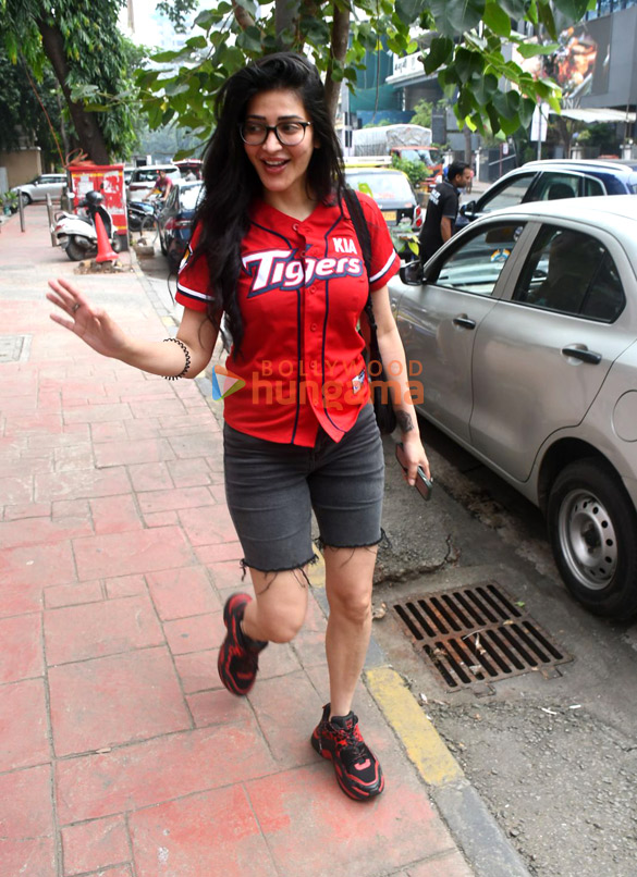 Photos: Shruti Haasan snapped outside a mall in Santacruz