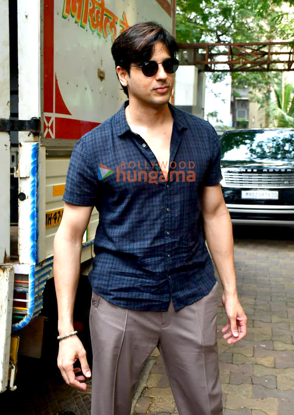Photos: Sidharth Malhotra snapped in Andheri Photos: Sidharth Malhotra snapped in Andheri